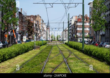 Jette, regione di Bruxelles-capitale, Belgio - 1° maggio 2024 - binari urbani del tram verso il centro della città Foto Stock