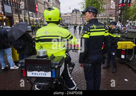 AMSTERDAM 04-05-2024. Rigorose misure di sicurezza alla giornata nazionale della memoria di Amsterdam. Vari gruppi vogliono protestare durante il Remembrance Day il 4 maggio ad Amsterdam. Il sindaco Femke Halsema ha annunciato ulteriori misure per garantire che la commemorazione sia dignitosa. ANP/Hollandse-Hoogte/Nico Garstman paesi bassi uscita - belgio uscita Foto Stock