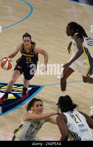 Arlington, Stati Uniti. 3 maggio 2024. Caitlin Clark n. 22 di Indiana Fever sbatte la palla durante la partita di pre-stagione WNBA tra i Dallas Wings e gli Indiana Fever al College Park Center. Punteggio finale Dallas Wings 79 - 76 Indiana Fever. Crediti: SIPA USA/Alamy Live News Foto Stock