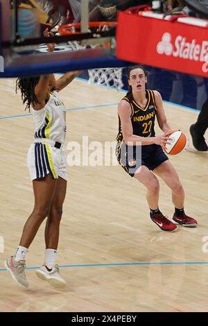 Arlington, Stati Uniti. 3 maggio 2024. Caitlin Clark n. 22 di Indiana Fever lancia un cesto di tre punti durante la partita di pre-stagione WNBA tra i Dallas Wings e gli Indiana Fever al College Park Center. Punteggio finale Dallas Wings 79 - 76 Indiana Fever. Crediti: SIPA USA/Alamy Live News Foto Stock