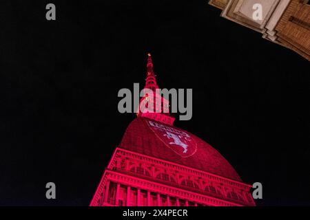 Torino, Italia. 4 maggio 2024. La Mole Antonelliana illuminata di granata in ricordo del grande Torino nel settantaciquesimo anniversario della tragedia di Superga - sport, calcio - Torino (Italia) sabato 4 maggio 2024 (foto Giacomo Longo/LaPresse) la Mole Antonelliana si è illuminata di colore granato in memoria del grande Torino nel 75° anniversario della tragedia della Superga - sport, calcio - Torino (Italia) sabato 4 maggio 2024 (foto Giacomo Longo/LaPresse) crediti: LaPresse/Alamy Live News Foto Stock