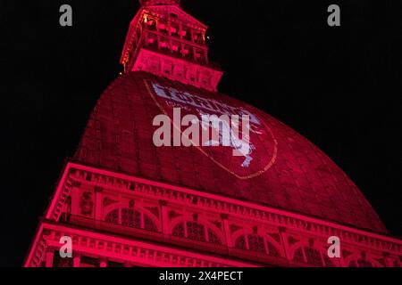 Torino, Italia. 4 maggio 2024. La Mole Antonelliana illuminata di granata in ricordo del grande Torino nel settantaciquesimo anniversario della tragedia di Superga - sport, calcio - Torino (Italia) sabato 4 maggio 2024 (foto Giacomo Longo/LaPresse) la Mole Antonelliana si è illuminata di colore granato in memoria del grande Torino nel 75° anniversario della tragedia della Superga - sport, calcio - Torino (Italia) sabato 4 maggio 2024 (foto Giacomo Longo/LaPresse) crediti: LaPresse/Alamy Live News Foto Stock