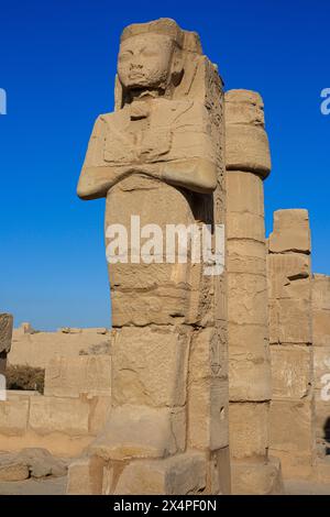 Una statua di Osiride del farao egiziano Ramses II presso il complesso del tempio di Karnak a Luxor, Egitto Foto Stock