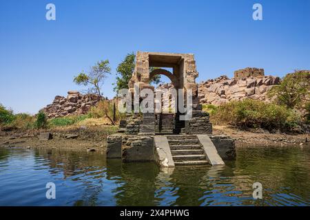 La porta del tempio del Santuario di Iside, parte del complesso del tempio di file (patrimonio dell'umanità dell'UNESCO) sull'isola di Bigeh (Nubia), in Egitto Foto Stock