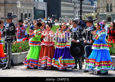 Ottawa, Canada - 4 maggio 2024: Ballerini messicani si esibiscono alla celebrazione del Cinqo de Mayo sulla collina del Parlamento di Ottawa. L'evento dura due giorni e si svolge principalmente nel Byward Market. Foto Stock