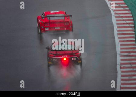 Monterey, Stati Uniti. 4 maggio 2024. Laguna Seca Raceway, Monterey, California, USA - 4 maggio 2024 i piloti della TransAm si contendono un tempo miserabile e quasi irraggiungibile nel primo giorno del Mission Foods Speed Tour mentre salgono la collina verso la famosa serie di curve 'Corkscrew'. La corsa è stata interrotta pochi minuti dopo l'acquisizione dell'immagine. Crediti: Motofoto/Alamy Live News Foto Stock