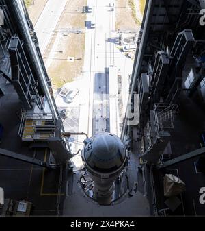 Cape Canaveral, Stati Uniti d'America. 4 maggio 2024. La navicella spaziale Boeing Starliner sulla sommità del razzo ULA Atlas V è stata lanciata dalla Vertical Integration Facility allo Space Launch Complex-41 presso la Cape Canaveral Space Force Station, il 4 maggio 2024, a Cape Canaveral, Florida. Starliner dovrebbe lanciare il 6 maggio sul primo test di volo con equipaggio umano che trasporta gli astronauti Butch Wilmore e Suni Williams alla stazione spaziale Internazionale. Crediti: Joel Kowsky/NASA Photo/Alamy Live News Foto Stock