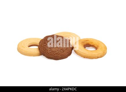 Biscotti al latte a forma di anello rotondo e un biscotto al cioccolato rotondo. Muffin per il tè su sfondo bianco. Foto Stock