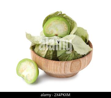 Tomatillo verde fresco con buccia in recipiente isolato su bianco Foto Stock