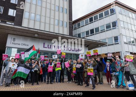 Londra, Regno Unito. 4 maggio 2024. Gli attivisti protestano contro la legge sulla sicurezza del Ruanda approvata di recente dal governo britannico e i piani per i voli di deportazione al di fuori del centro di informazione sull'immigrazione Lunar House dell'Home Office. Gli oratori della protesta hanno fatto particolare riferimento alla deportazione dei detenuti palestinesi. Crediti: Mark Kerrison/Alamy Live News Foto Stock