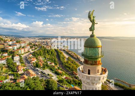 Faro della Vittoria nella città di Trieste durante il giorno di sole, Italia Foto Stock