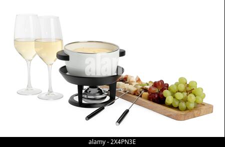 Fonduta con gustoso formaggio fuso, forchette, diversi spuntini e vino isolato su bianco Foto Stock