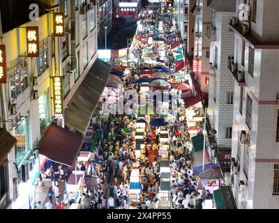 NANNING, CINA - 4 MAGGIO 2024 - foto aerea scattata il 4 maggio 2024 mostra i turisti che si riuniscono davanti alle bancarelle in un mercato notturno a Nanning, Cina meridionale Foto Stock