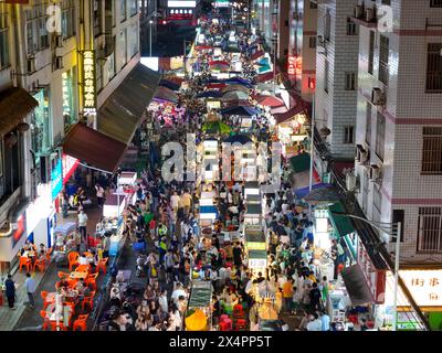 NANNING, CINA - 4 MAGGIO 2024 - foto aerea scattata il 4 maggio 2024 mostra i turisti che si riuniscono davanti alle bancarelle in un mercato notturno a Nanning, Cina meridionale Foto Stock