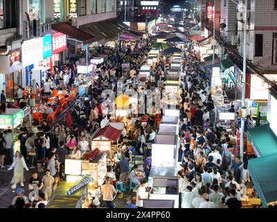 NANNING, CINA - 4 MAGGIO 2024 - foto aerea scattata il 4 maggio 2024 mostra i turisti che si riuniscono davanti alle bancarelle in un mercato notturno a Nanning, Cina meridionale Foto Stock