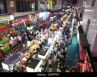 NANNING, CINA - 4 MAGGIO 2024 - foto aerea scattata il 4 maggio 2024 mostra i turisti che si riuniscono davanti alle bancarelle in un mercato notturno a Nanning, Cina meridionale Foto Stock