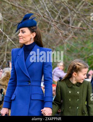 Sua altezza reale Caterina, Principessa di Galles e Principessa Carlotta che arrivano a Santa Maria Maddalena, Sandringham Estate, per il servizio mattutino di Natale 2023 Foto Stock