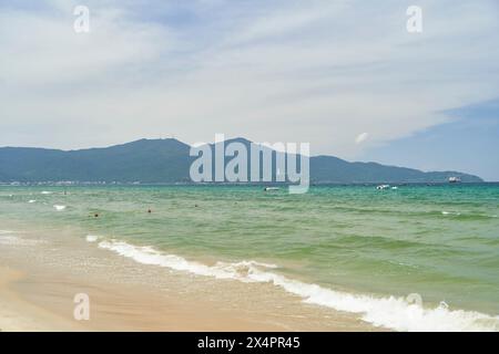 Vista della spiaggia centrale della città di da Nang e della penisola di Son tra. Foto Stock