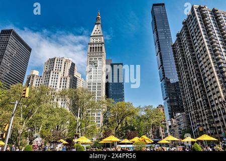 Condomini di lusso ed edifici signorili per uffici circondano Madison Square Park in un pomeriggio primaverile, 2024, New York City, Stati Uniti Foto Stock