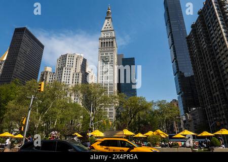 Condomini di lusso ed edifici signorili per uffici circondano Madison Square Park in un pomeriggio primaverile, 2024, New York City, Stati Uniti Foto Stock