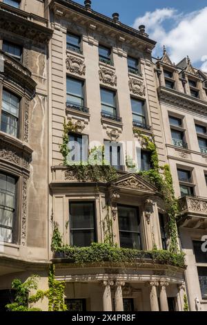 Case di lusso lungo la E. 67th St. Nell'Upper Eastside Historic District in un soleggiato pomeriggio primaverile, 2024, New York City, USA Foto Stock