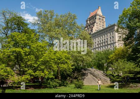 L'edificio Co-op Apartment al 825 Fifth Avenue ha un tetto a falde piastrelle rosse, Lenox Hill, NYC., USA, 2024 Foto Stock