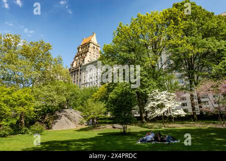 L'edificio Co-op Apartment al 825 Fifth Avenue ha un tetto a falde piastrelle rosse, Lenox Hill, NYC., USA, 2024 Foto Stock