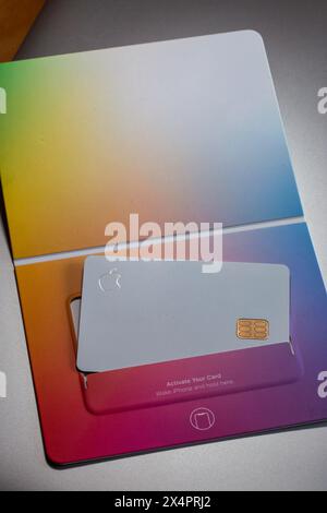 La carta fisica Apple è una carta di credito incisa Titanium Hacer, 2024, in tutto il mondo Foto Stock
