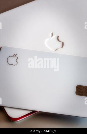 La carta fisica Apple è una carta di credito incisa Titanium Hacer, 2024, in tutto il mondo Foto Stock