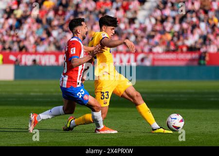 Girona, Spagna. 4 maggio 2024. Pau Cubarsi (FC Barcelona) duelli per il pallone contro Ivan Martin (Girona FC) durante la partita di calcio della Liga tra Girona FC e FC Barcelona, allo Stadio Montilivi il 4 maggio 2024 a Girona, Spagna. Foto: Siu Wu credito: dpa/Alamy Live News Foto Stock