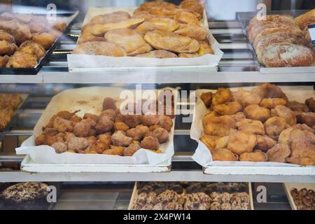 La panetteria presenta una vasta gamma di prodotti da forno con vari ingredienti e ricette Foto Stock