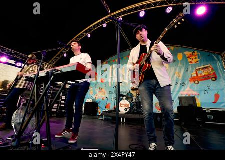 Preston Park, Brighton, City of Brighton & Hove, East Sussex, Regno Unito. Scouting for Girls che suonano al Brighton Foodies Festival 2024, Preston Park, Brighton. 4 maggio 2024. David Smith Alamy Foto Stock