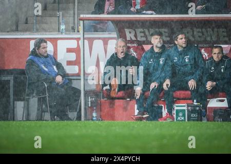 Fußball: 1. Bundesliga 2023 / 2024, 32. Spieltag, 1. FC Köln - SC Freiburg, Rhein-energie-Stadion Koeln: Freiburgs Trainer Christian Streich Emotional auf der Bank Köln Rhein-energie-Stadion Deutschland *** calcio 1 Bundesliga 2023 2024, Matchday 32, 1 FC Köln SC Freiburg, Rhein energie Stadion Cologne Freiburg coach Christian Streich Emotional sulla panchina Colonia Rhein energie Stadion Germania Copyright: XJoergie Steeranxinsix Foto Stock