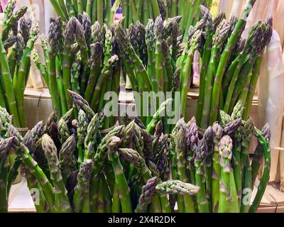 Asparagi verdi freschi biologici coltivati in vendita al mercato agricolo. Foto Stock