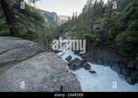 Wildcat Creek corre lungo il lato della montagna verso il fiume Merced a Yosemite Foto Stock