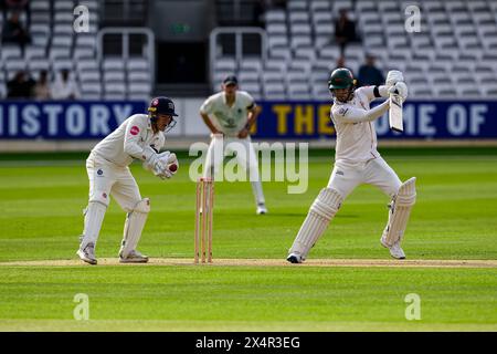 LONDRA, REGNO UNITO. 4 maggio, 24. Peter Handscomb del Leicestershire (a destra) e Jack Davies del Middlesex (a sinistra) in azione durante il giorno 2 del Vitality County Championship Middlesex contro Leicestershire al Lord's Cricket Ground sabato 4 maggio 2024 a LONDRA IN INGHILTERRA. Crediti: Taka Wu/Alamy Live News Foto Stock