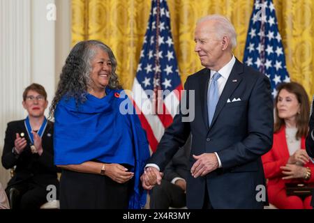 Washington, Stati Uniti d'America. 3 maggio 2024. Washington, Stati Uniti d'America. 3 maggio 2024. U. Il presidente Joe Biden, presenta la Presidential Medal of Freedom al presidente United Farm Workers, Teresa Romero, durante la cerimonia di premiazione presso la East Room della Casa Bianca, 3 maggio 2024 a Washington DC la Presidential Medal of Freedom è il più alto riconoscimento civile della nazione. Crediti: Cameron Smith/White House Photo/Alamy Live News Foto Stock