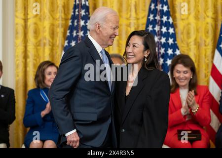 Washington, Stati Uniti d'America. 3 maggio 2024. Washington, Stati Uniti d'America. 3 maggio 2024. U. Il presidente Joe Biden, abbraccia l'attore Michelle Yeoh, giusto, prima di presentarle la Medaglia presidenziale della libertà durante la cerimonia di premiazione presso la East Room della Casa Bianca, 3 maggio 2024 a Washington DC la Medaglia presidenziale della libertà è il più alto riconoscimento civile della nazione. Crediti: Cameron Smith/White House Photo/Alamy Live News Foto Stock