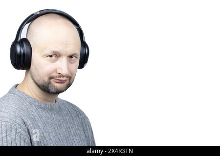 Questo è un ritratto accattivante di un uomo, su uno sfondo bianco. È rivestito di un maglione di lana grigia finemente lavorato a maglia Foto Stock