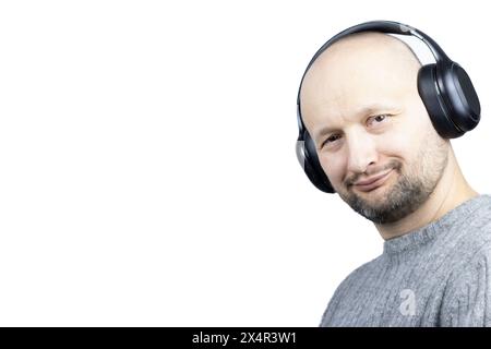 Questo è un ritratto accattivante di un uomo, su uno sfondo bianco. È vestito con un maglione di lana grigia finemente lavorato a maglia, il suo viso esprime gioia Foto Stock