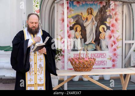 Kiev, Oblast' di Kiev, Ucraina. 4 maggio 2024. Tradizionale consacrazione Ucraina dei cesti pasquali al monastero di San Teodosio Pechersky in preparazione delle festività pasquali. I cesti di solito includono uova, vino e paska, un pane tradizionale e una torta. (Credit Image: © Andreas Stroh/ZUMA Press Wire) SOLO PER USO EDITORIALE! Non per USO commerciale! Foto Stock