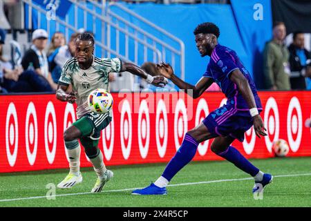 Charlotte, North Carolina, Stati Uniti. 4 maggio 2024. Il centrocampista dei Portland Timbers Santiago Moreno (30) spinge la palla contro l'attaccante del Charlotte FC Patrick Agyemang (33) durante la prima metà della partita di Major League Soccer al Bank of America Stadium di Charlotte, NC. (Scott KinserCal Sport Media). Crediti: csm/Alamy Live News Foto Stock