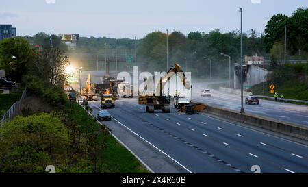 NORWALK, CT, USA- 4 MAGGIO 2024: La i-95 direzione nord riaprirà il sabato sera prima delle 20:00 dopo l'incidente da giovedì mattina Foto Stock