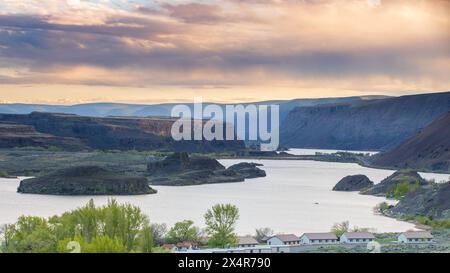 Tramonto sull'area di Sun Lakes Dry Falls nella parte orientale dello stato di Washington Foto Stock