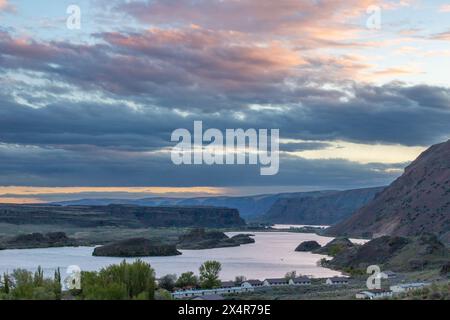 Tramonto sull'area di Sun Lakes Dry Falls nella parte orientale dello stato di Washington Foto Stock