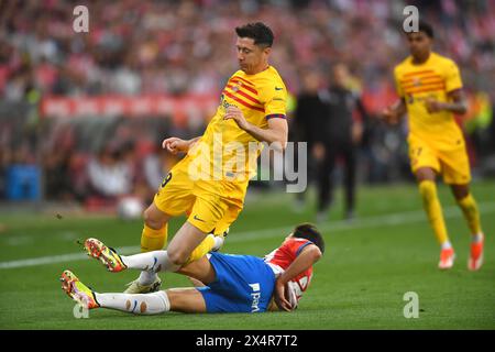 Girona, ESP. 4 maggio 2024. GIRONA FC-FC BARCELONA 4 maggio 2024 Robert Lewandowski (9) del FC Barcelona (a sinistra) affronta Eric (25) del Girona FC durante la partita tra Girona FC e FC Barcelona corrispondente alla giornata trentaquattro di la Liga EA Sports al Montilivi Municipal Stadium di Girona, Spagna. Crediti: Rosdemora/Alamy Live News Foto Stock