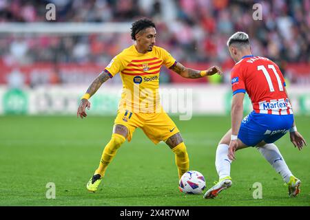 Girona, ESP. 4 maggio 2024. GIRONA FC-FC BARCELONA 4 maggio 2024 Raphina (11) del FC Barcelona (sinistra) dribbles Valery (11) del Girona FC durante la partita tra Girona FC e FC Barcelona corrispondente alla giornata trentaquattro di la Liga EA Sports allo Stadio Montilivi Municipal di Girona, Spagna. Crediti: Rosdemora/Alamy Live News Foto Stock