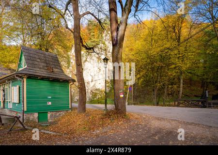 Ojców sul fiume Prądnik nel Parco Nazionale di Ojców in Polonia Foto Stock