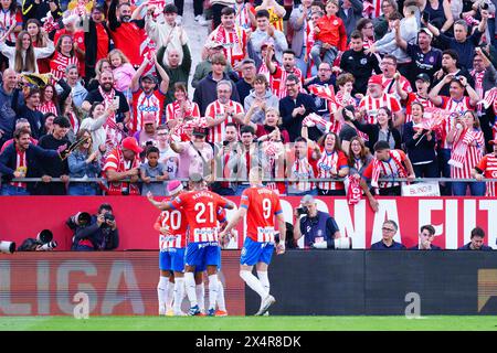 Girona, Spagna. 4 maggio 2024. I giocatori del Girona celebrano il punteggio ottenuto durante la partita di calcio della Liga tra il Girona FC e il Barcellona a Girona, in Spagna, il 4 maggio 2024. Crediti: Joan Gosa/Xinhua/Alamy Live News Foto Stock