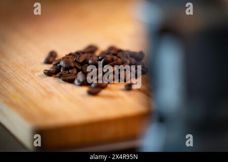 Preparare un caffè bianco con una moka italiana Foto Stock